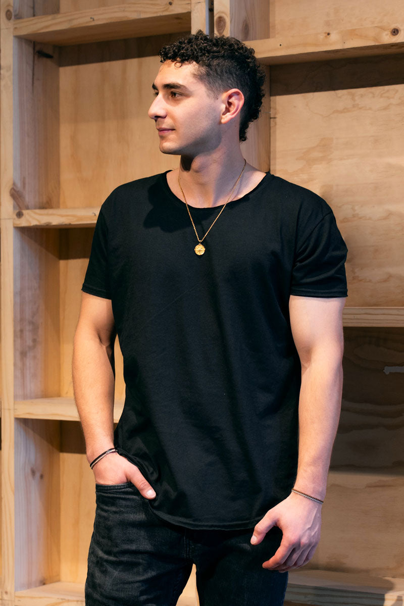 Long Fit Cuello Reventado Negro